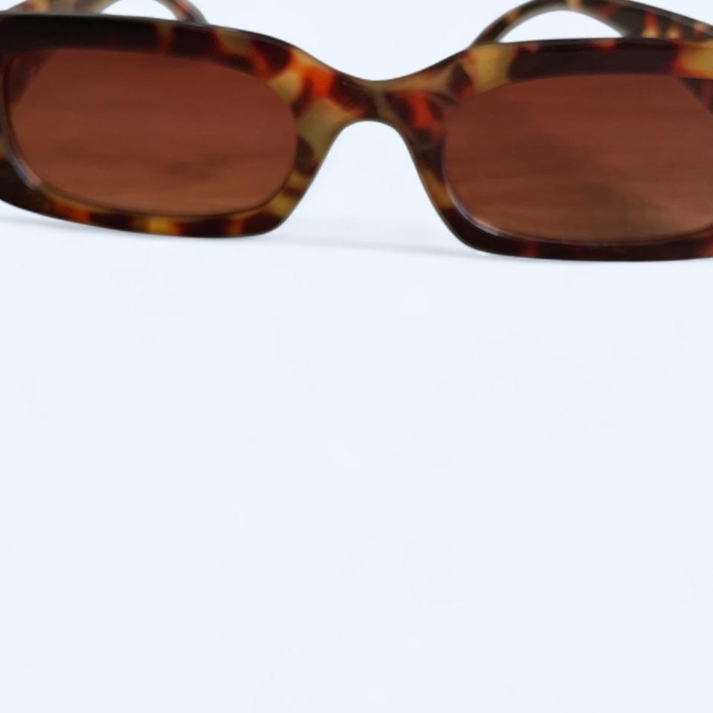 Brown Tortoise Women's Sunglasses
Size M/L - Picture 4 of 7